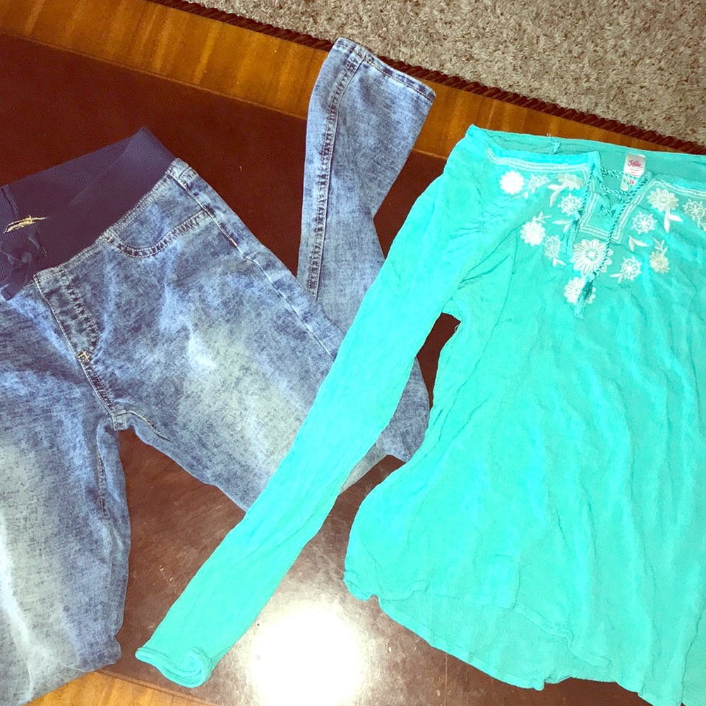 Arizona jeggings with a teal long sleeve shirt